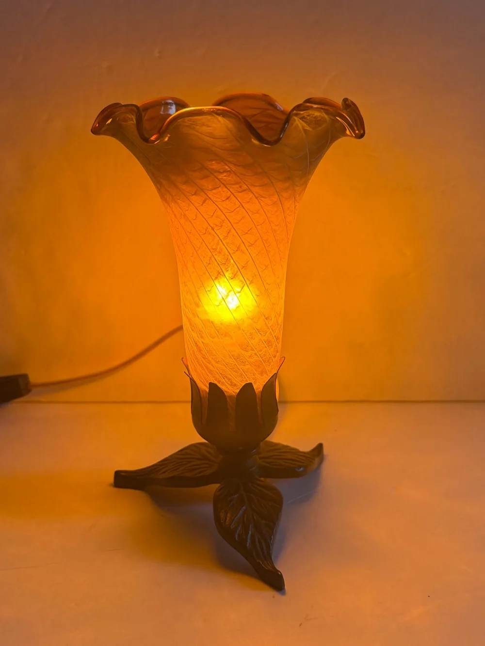 Vintage Art Nouveau Nightlight Accent Lamp Amber Glass Ruffled Leaf Metal Base